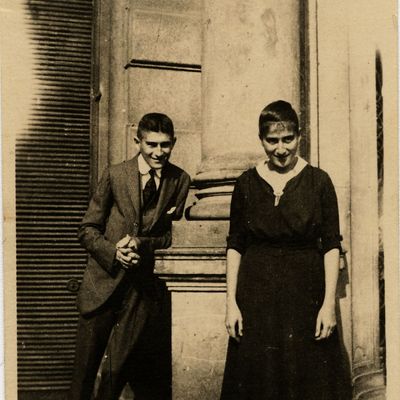 Franz Kafka avec sa sœur Ottla devant la Maison Oppelt à Prague.