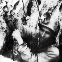 Michel Siffre lors de sa descente dans le gouffre de Scarasson, le 17 juillet 1962