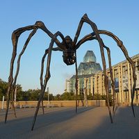 Un exemplaire de la sculpture Maman de Louise Bourgeois, devant le Musée des beaux-arts du Canada, à Ottawa
