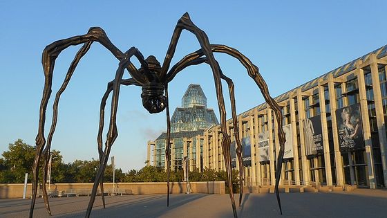 Un exemplaire de la sculpture Maman de Louise Bourgeois, devant le Musée des beaux-arts du Canada, à Ottawa - Louise Bourgeois (1911-2010) - photo de Jeangagnon datant du 3 septembre 2016 - wikicommons