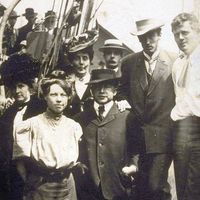 L'écrivain Jack London avec ses compagnons de voyage, à bord du "Snark".