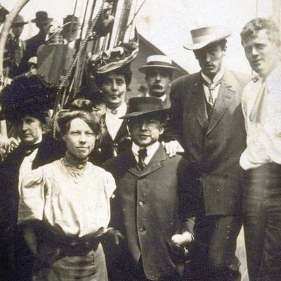 L'écrivain Jack London avec ses compagnons de voyage, à bord du "Snark".