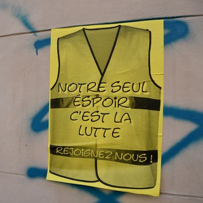 Marseille - 09/04/2022. Affiche des gilets jaunes dans la rue