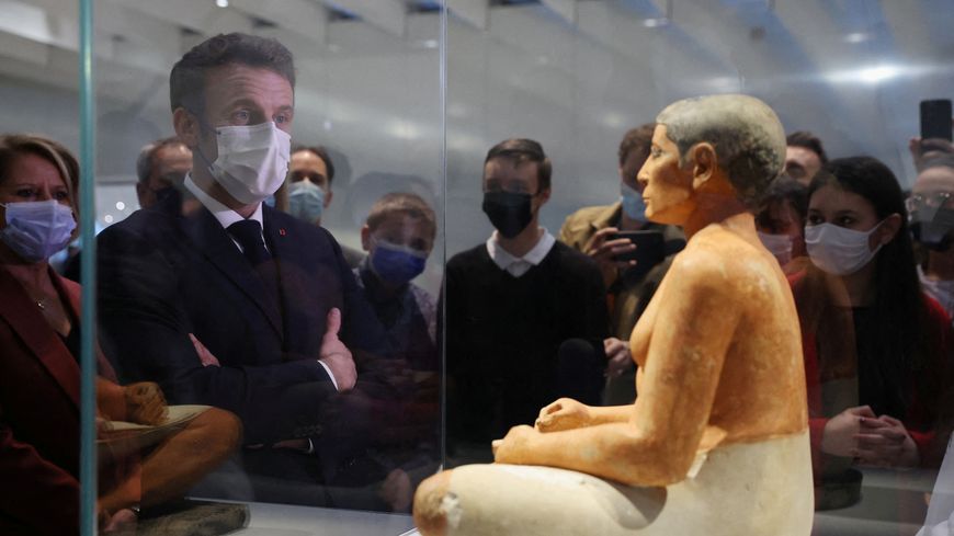Emmanuel Macron le 2 février 2022 au Louvre Lens, musée emblématique de son ambition culturelle de transmission, d'innovation et de renouvellement du public.