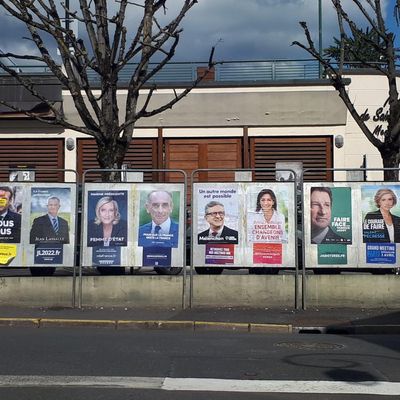 <p>Les affiches des 12 candidats à l'élection présidentielle , à Saint-Leu-la-Forêt (Val-d'Oise), le 3 avril 2022.</p>
<p></p>
<p></p>