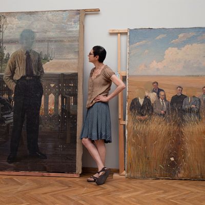 Nadia Kaabi-Linke entre un tableau de Brodsky et un tableau de Cheptsov