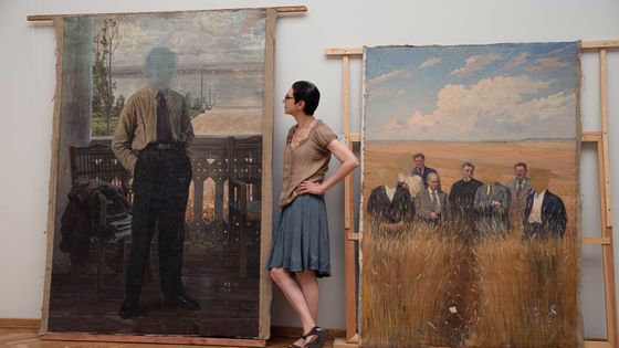 Nadia Kaabi-Linke entre un tableau de Brodsky et un tableau de Cheptsov - Timo Kaabi-Linke
