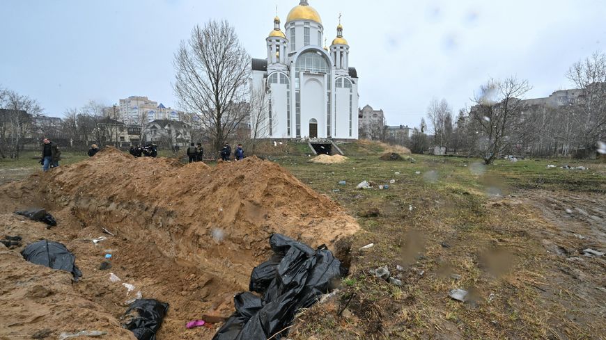Une fosse commune à Boutcha près de Kiev le 3 avril 2022, quelques jours après le départ des troupes russes