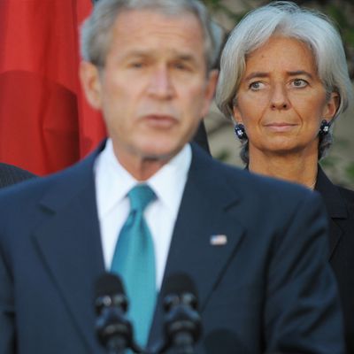 Le 11 octobre 2008, le Président américain George W. Bush prend la parole devant la Maison Blanche