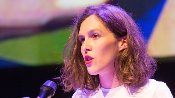 Marie de Quatrebarbes lors d'une lecture le 2 juin 2018 - Tineke de Lange