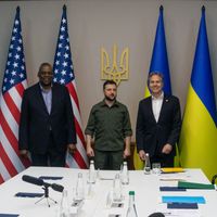De g à dr, le Secrétaire à la défense Lloyd Austin, le Président Volodymir Zelensky, et le Secrétaire d’État Anthony Blinken, dimanche 24 avril à Kiev.