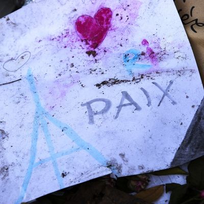Photo prise le 04/12/2015 montre un dessin d’enfant dans un mémorial improvisé devant la salle de concert du Bataclan en hommage aux victimes des attentats.