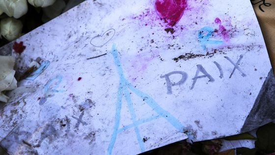 Photo prise le 04/12/2015 montre un dessin d’enfant dans un mémorial improvisé devant la salle de concert du Bataclan en hommage aux victimes des attentats. ©AFP - JOEL SAGET / AFP