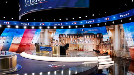 Le plateau "archipellisé" du débat présidentiel, animé par Léa Salamé (France 2) et Gilles Bouleau (TF1). ©AFP - Ludovic Marin