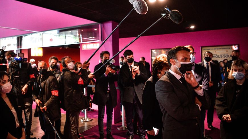 Lors d'un déplacement le 23 mai 2021 à Nevers, Emmanuel Macron a annoncé la généralisation du pass Culture, avec la ministre de la Culture Roselyne Bachelot.