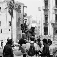 Enfants libanais brandissant des Kalachnikovs pour la presse, pendant la Première Guerre du Liban