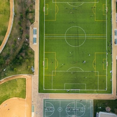 La Fédération Française de Football compte aujourd’hui plus de 15 000 clubs actifs sur l’ensemble du territoire, métropole et outre-mer confondus