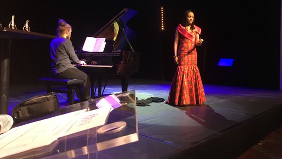 Á 15 ans, Anjali Denis chante pour la demi-finale du concours international de chant des Grandes voix lyriques d'Afrique ©Radio France - Flore Caron