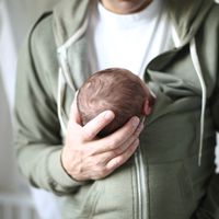 Nouveau né niché contre son père