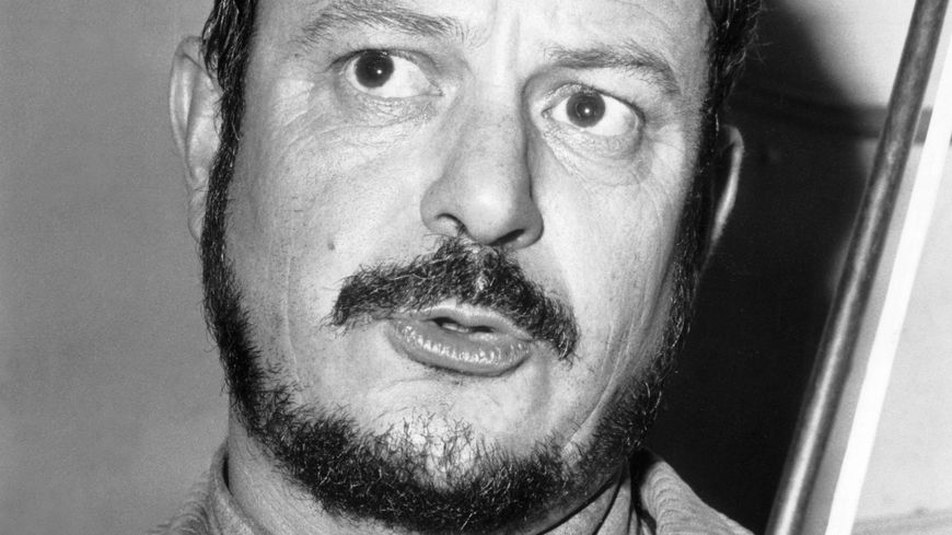 Boby Lapointe dans les coulisses du Théâtre des Capucines à Paris, en 1963