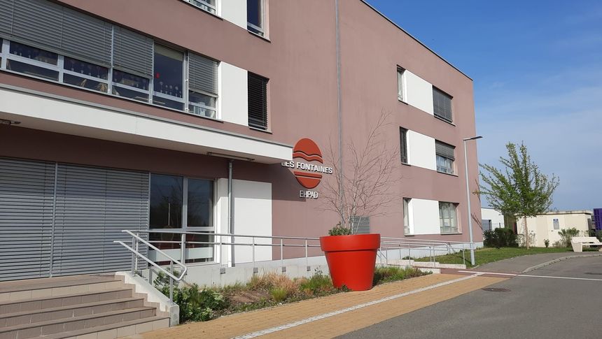 À l’Ehpad Les Fontaines, près de Colmar, depuis le rachat par le groupe Bridge, les aides-soignantes sont en sous-effectif.