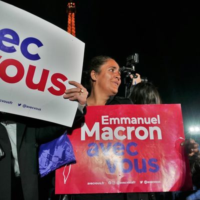 Des partisans d'Emmanuel Macron rassemblés sur le Champ de Mars à Paris, après sa réélection, le 24 avril 2022.