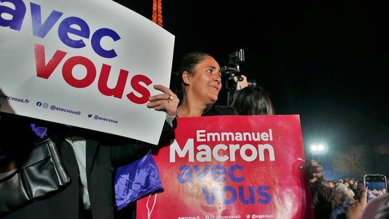 Des partisans d'Emmanuel Macron rassemblés sur le Champ de Mars à Paris, après sa réélection, le 24 avril 2022. ©/Radio France - Philippe Modol