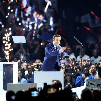 <pre class="tw-data-text tw-text-large tw-ta" data-placeholder="Traduction" id="tw-target-text" dir="ltr">Emmanuel Macron salue ses partisans lors de son meeting de campagne à la Paris La Défense Arena, à Nanterre, en périphérie de Paris, le 2 avril 2022</pre>