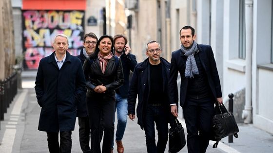 Les socialistes Laurent Baumel, Christophe Clergeau, Corinne Narassiguin, Boris Vallaud, Sebastien Vincini and Pierre Jouvet en route vers le siège de LFI. ©AFP - Christophe ARCHAMBAULT
