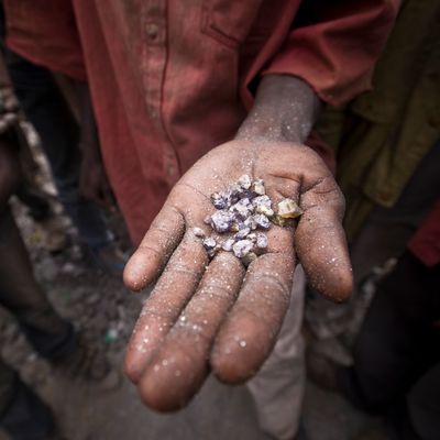 Extraction de pierre rare, la tanzanite, dont l'unique gisement se situe sur le mont Kilimandjaro, en Tanzanie