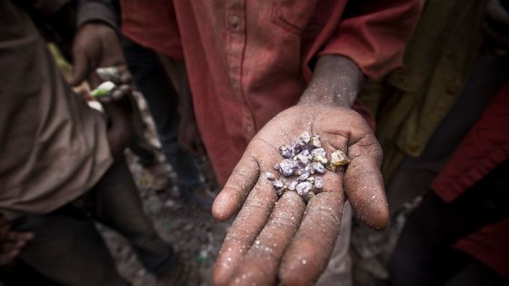 Extraction de pierre rare, la tanzanite, dont l'unique gisement se situe sur le mont Kilimandjaro, en Tanzanie ©Getty - Yannick Tylle