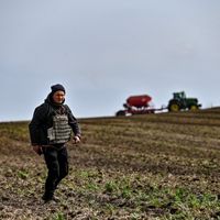 Avril 2022 : un agriculteur porte un gilet pare-balles dans son champ à 30 km de la ligne de front, région de Zaporizhzhia (sud-est Ukraine)