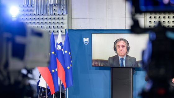 Robert Golob, le nouveau premier ministre slovène, lors de son allocution de victoire le 24 avril 2022 ©AFP - JURE MAKOVEC