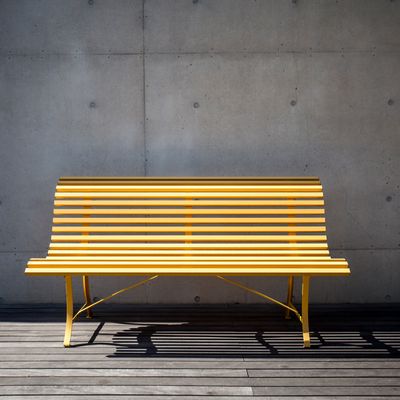 un banc jaune