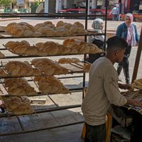 Un égyptien vend du pain sur le marché du Caire