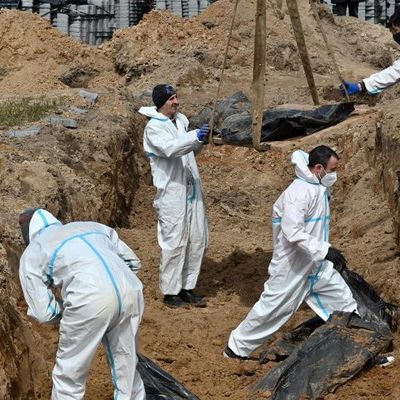 Exhumation de corps à Boutcha, où des gendarmes et docteurs français sont arrivés pour aider à enquêter, le 14 avril 2022.