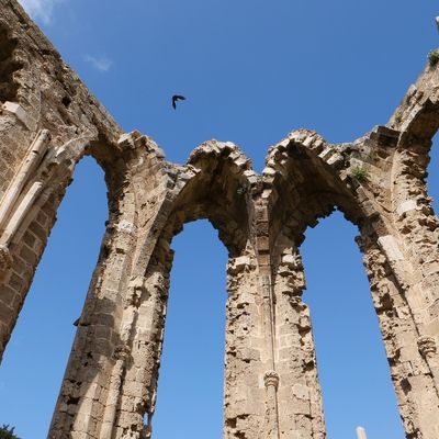 Un aperçu des ruines de l’église Saint-George des Latins se détachant dans le ciel (Famagouste, Chypre).