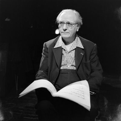 Portrait du compositeur Olivier Messiaen assistant aux répétitions de son oeuvre "Cinq rechants" en 1977
