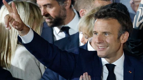Emmanuel Macron a remporté le 2d tour de la présidentielle, le 24 avril 2022 au Champ-de-Mars à Paris ©AFP - Ludovic Marin