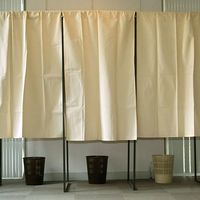 Vue de l’isoloir dans un bureau de vote en 2002.