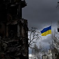 Le drapeau ukrainien flottant entre deux bâtiments détruits par des bombardements russes à Borodyanka le 17 avril 2022