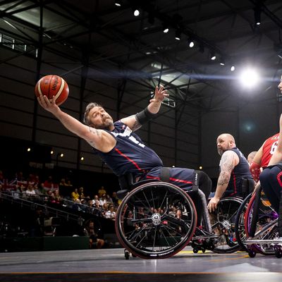 Après avoir servi leur pays avec les armes, ces militaires aujourd'hui blessés ou handicapés le représentent à travers le sport lors des Invictus Games.