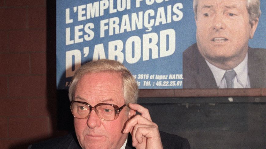 Janvier 1987 : Jean-Marie Le Pen, en conférence de presse, pour lancer sa campagne à l'élection présidentielle, derrière l'étendard "Les Français d'abord".