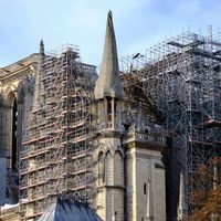 Les fouilles ont jusque-là révélé entre autres choses un sarcophage anthropomorphe, des mains jointes délicatement sculptées dans la pierre...