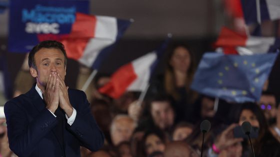 Elu avec 60% des voix, Macron va devoir agir contre environ 75% des Français qui ne l'ont pas choisi souligne la presse européenne rassurée par sa victoire. ©AFP - Thomas COEX