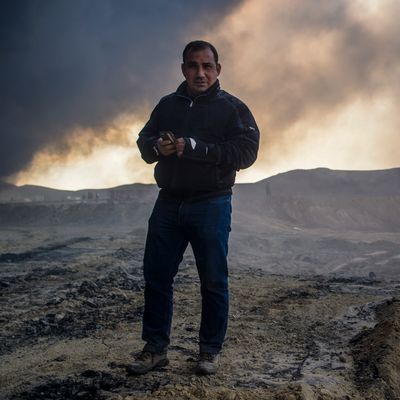Bakhtiyar Haddad, le 19 novembre 2016 en reportage à Qayyarah, en Irak, lors de l'incendie des champs de pétrole pendant la bataille de Mossoul