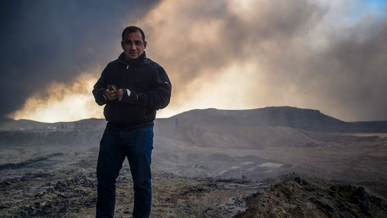 Bakhtiyar Haddad, le 19 novembre 2016 en reportage à Qayyarah, en Irak, lors de l'incendie des champs de pétrole pendant la bataille de Mossoul - © Christophe-Petit Tesson