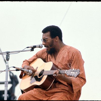 Le chanteur, guitariste et acteur Richie Havens en concert au Festival de Woodstock de 1969.
