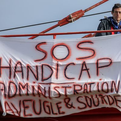 Un père a accroché des banderoles sur une grue pour sensibiliser aux problèmes administratifs de son fils, atteint d'une maladie mentale.
