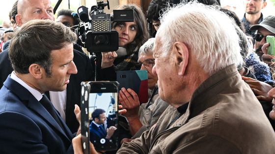 Emmanuel Macron au contact de la population, à Barbazan-Debat, le 29 avril 2022. ©AFP - Caroline BLUMBERG